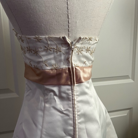 Elegant White Strapless Dress with Embroidered Bodice - Picture 5 of 6